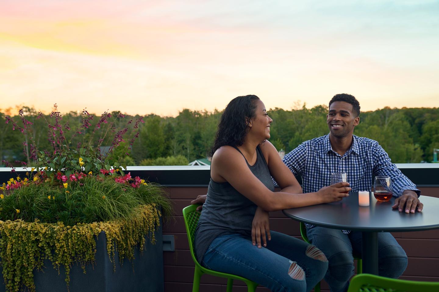 Couple enjoying cocktails in the summer at Level4 Lounge